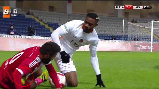 Rakibin kasığına basan Chedjou böyle kırmızı kart gördü / video