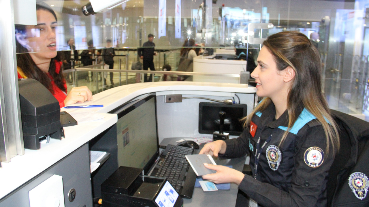 Eleştirilen pasaport polisi kıyafeti değiştirildi