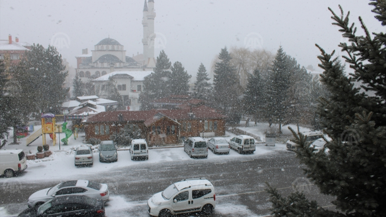 Bolu'da yoğun kar etkili oluyor