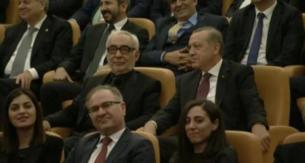 Erdoğan'dan ödül alan Şener Şen'e linç girişimi!