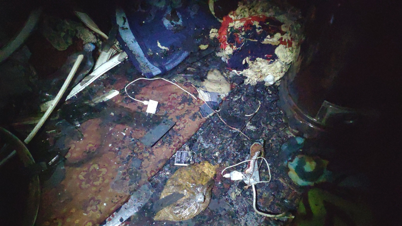 Şarjda bırakılan telefon evi küle çevirdi...