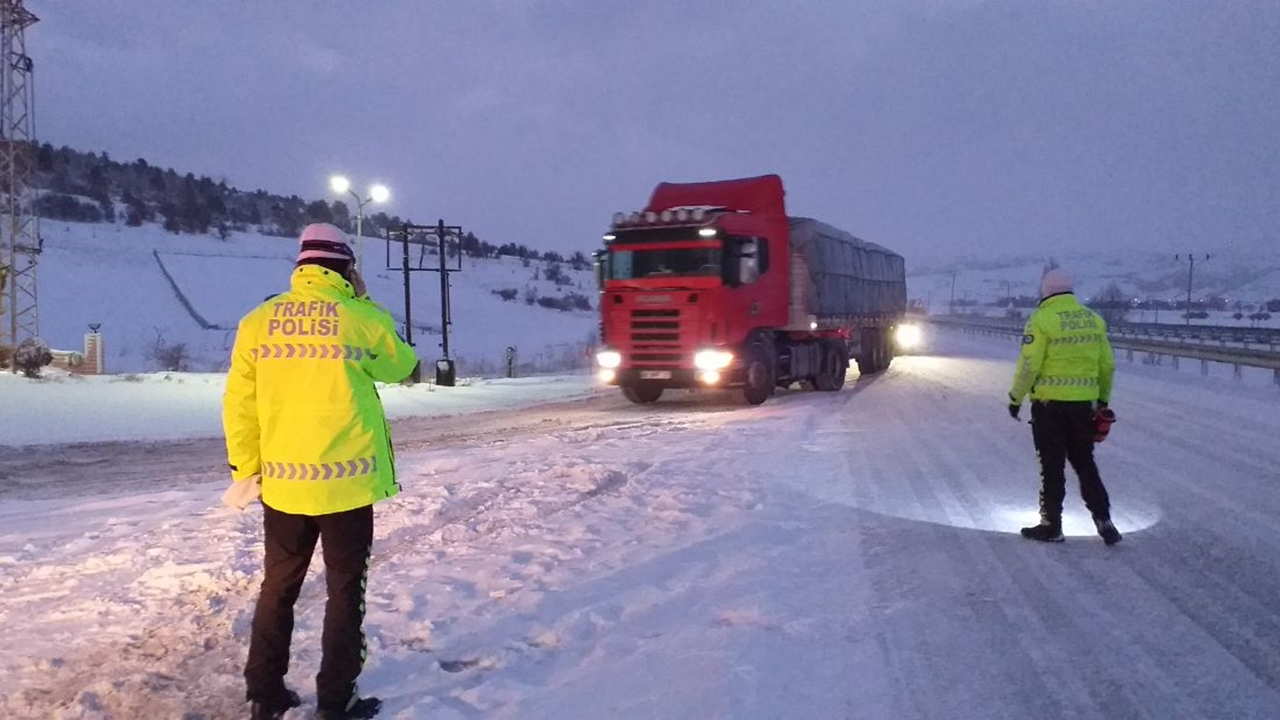 Bolu-Zonguldak kara yolu TIR geçişine kapatıldı...