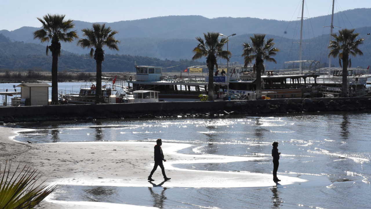 Akyaka'da deniz suyu 30 metre çekildi