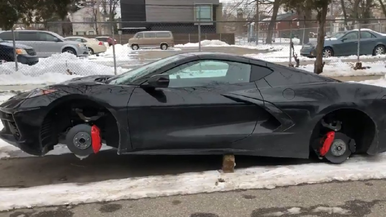 Hırsızlar henüz satışı yapılmayan Corvette'i soydu