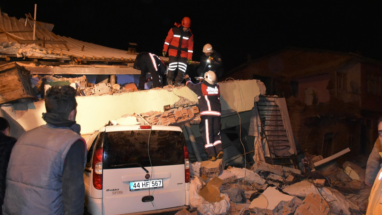 Deprem bölgesinden yürek yakan kareler...