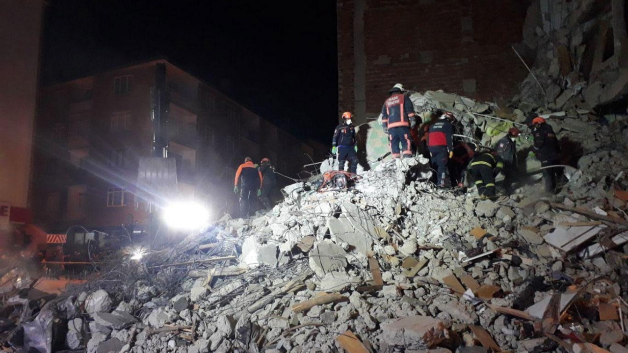 Elazığ'da enkaz altında 38 kişi var