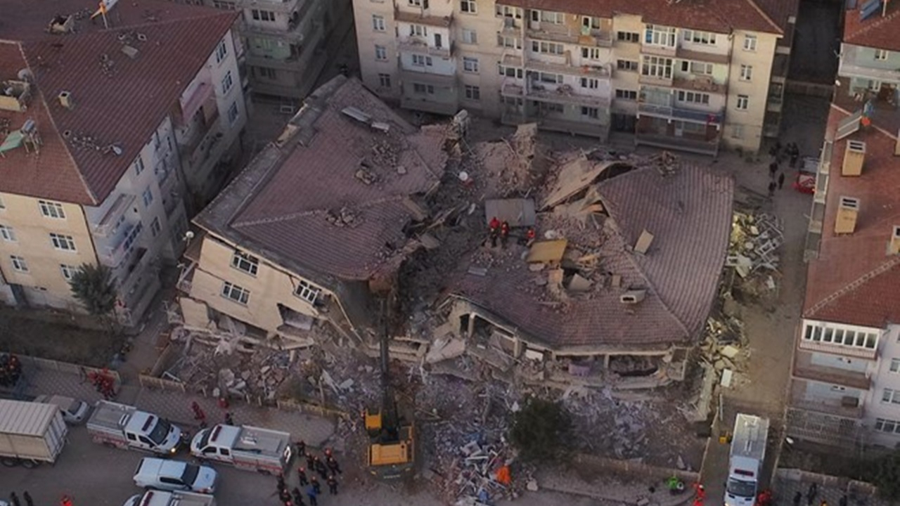 Deprem sonrası 228 artçı sarsıntı meydana geldi