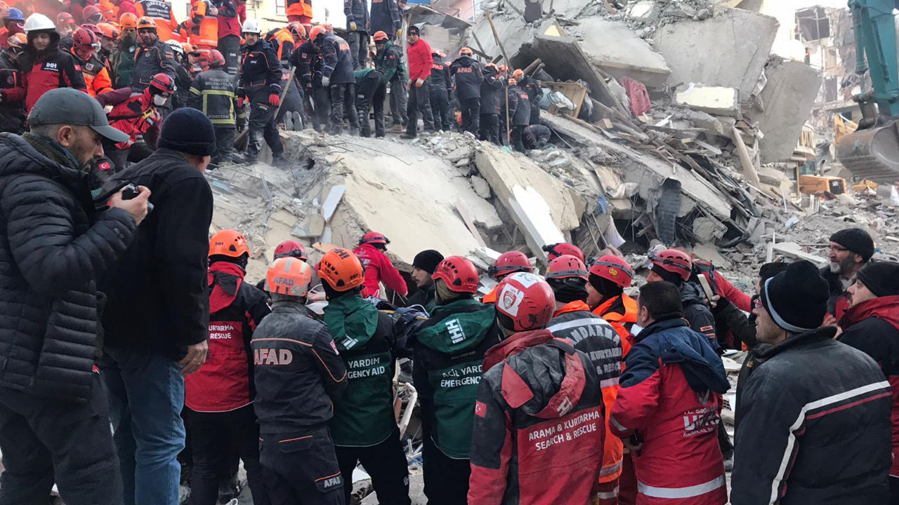 AFAD, 2 kişinin daha enkazdan kurtarıldığını açıkladı