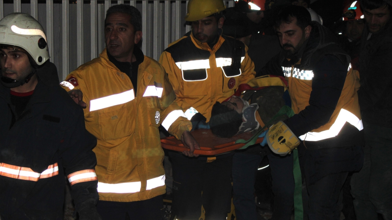12 yaşındaki çocuk depremden 5 saat sonra kurtarıldı!