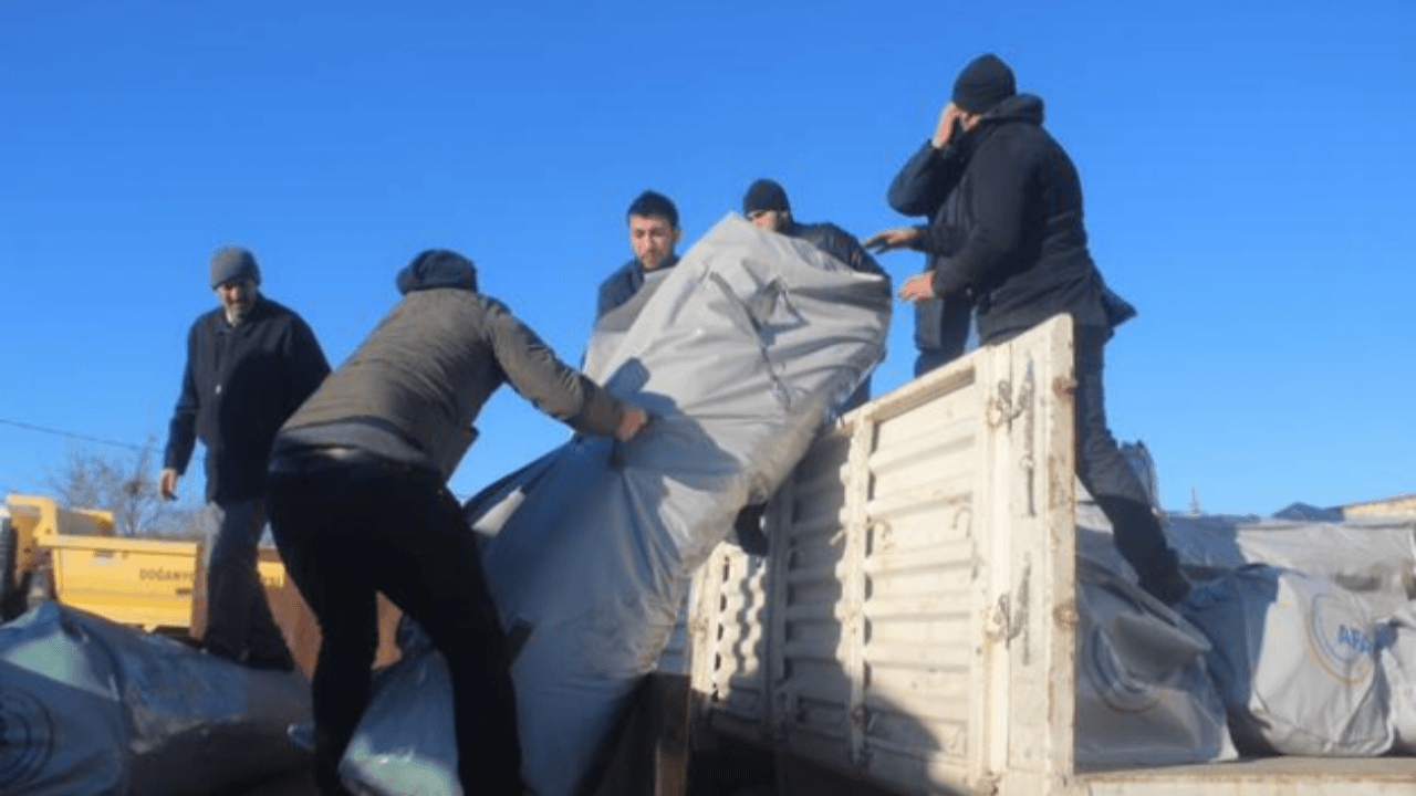 Depremzedelere çadır yardımı başladı