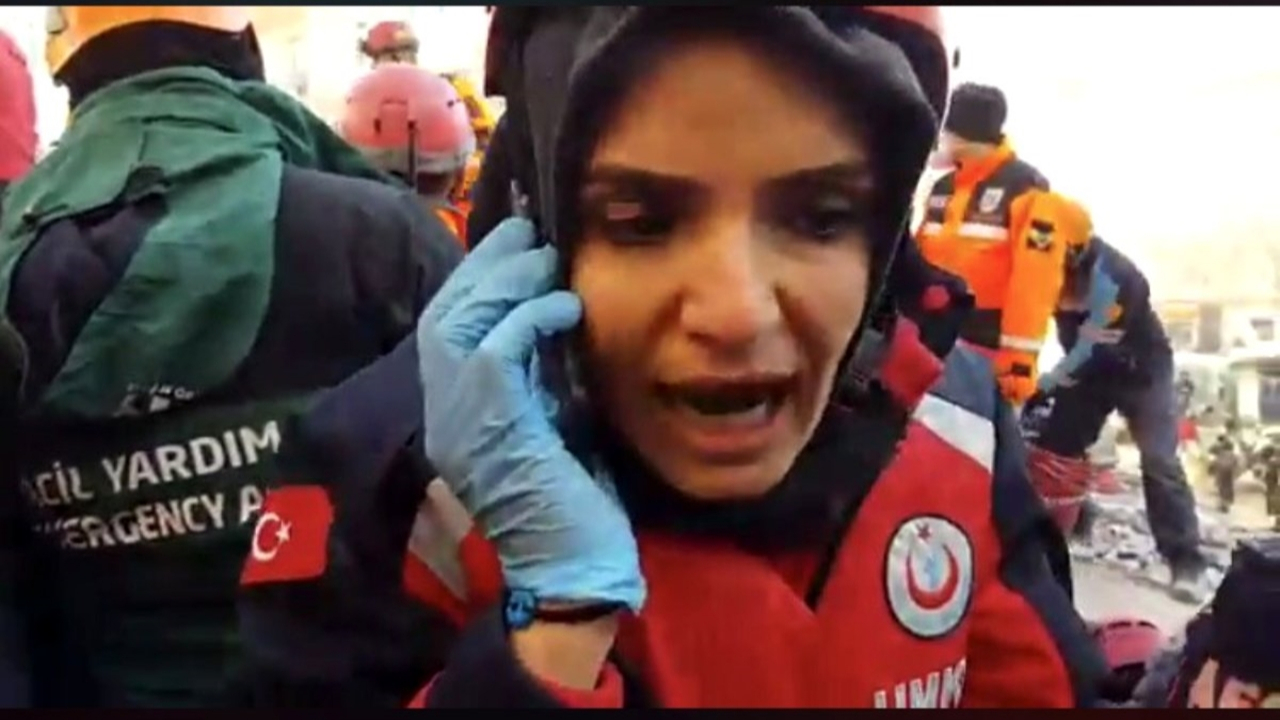Enkaz altında temas kurulan ' Azize' kurtarıldı