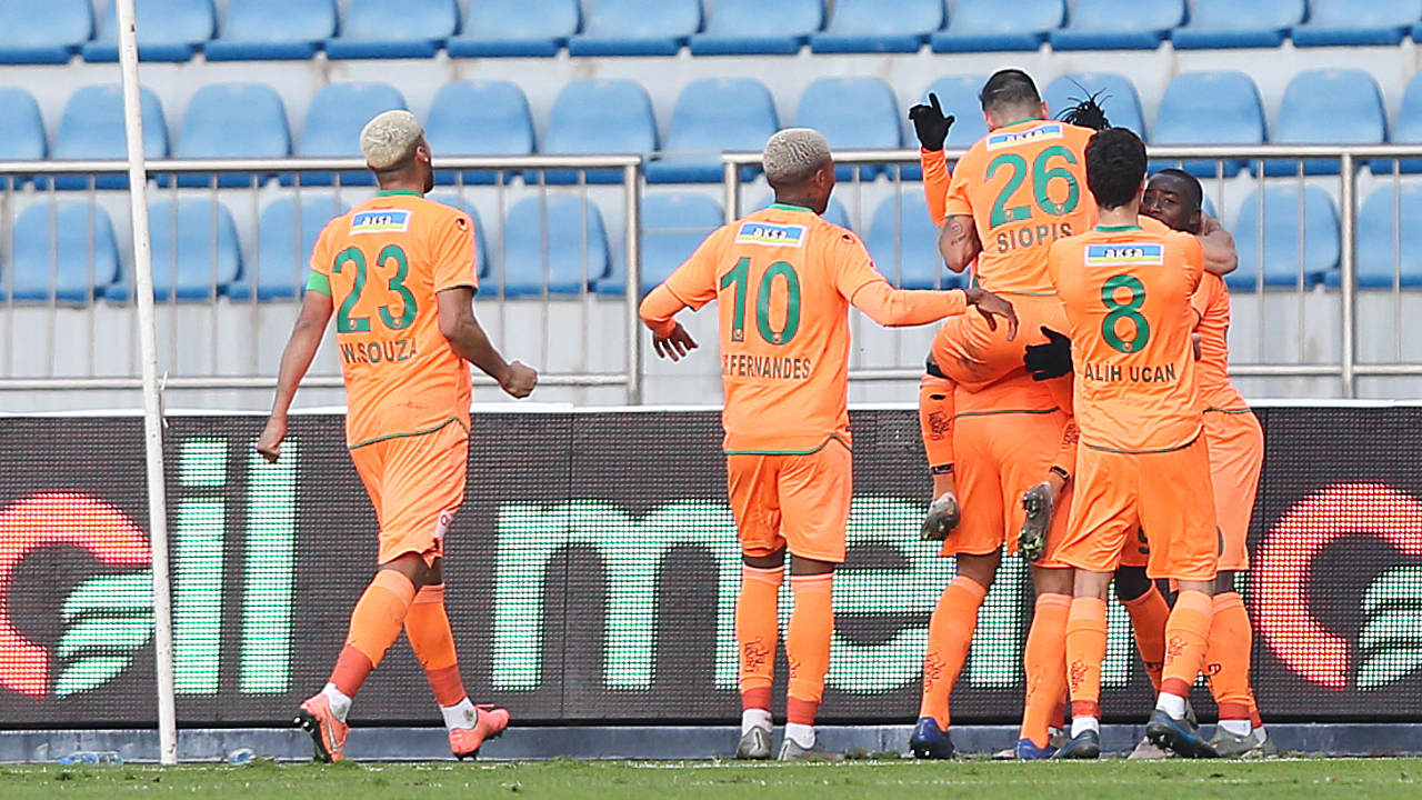 Alanya Kasımpaşa'yı evinde devirdi