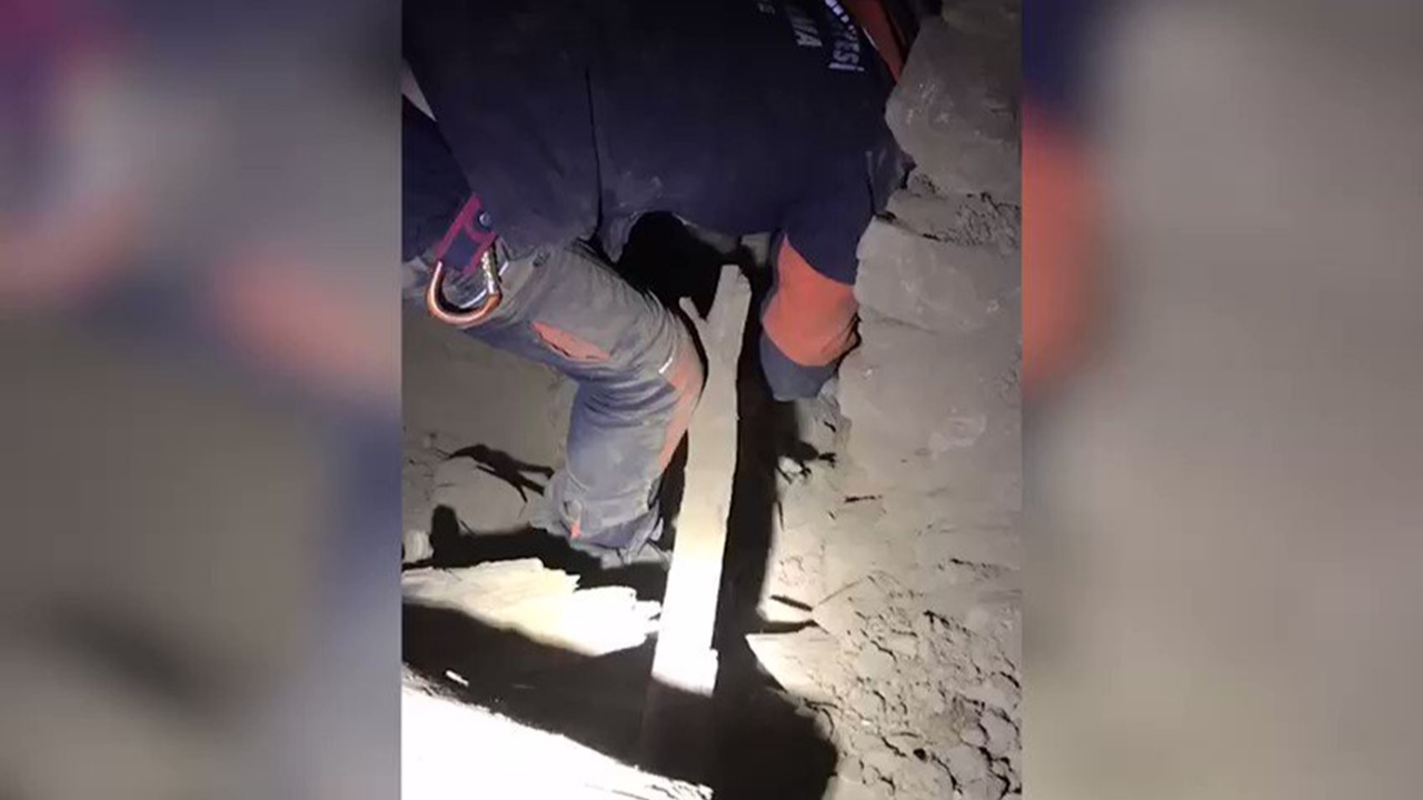 Enkaz altından böyle çıkardılar!