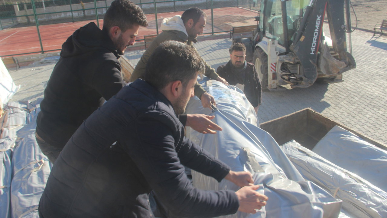 3 bin çadır dağıtılmaya başlandı