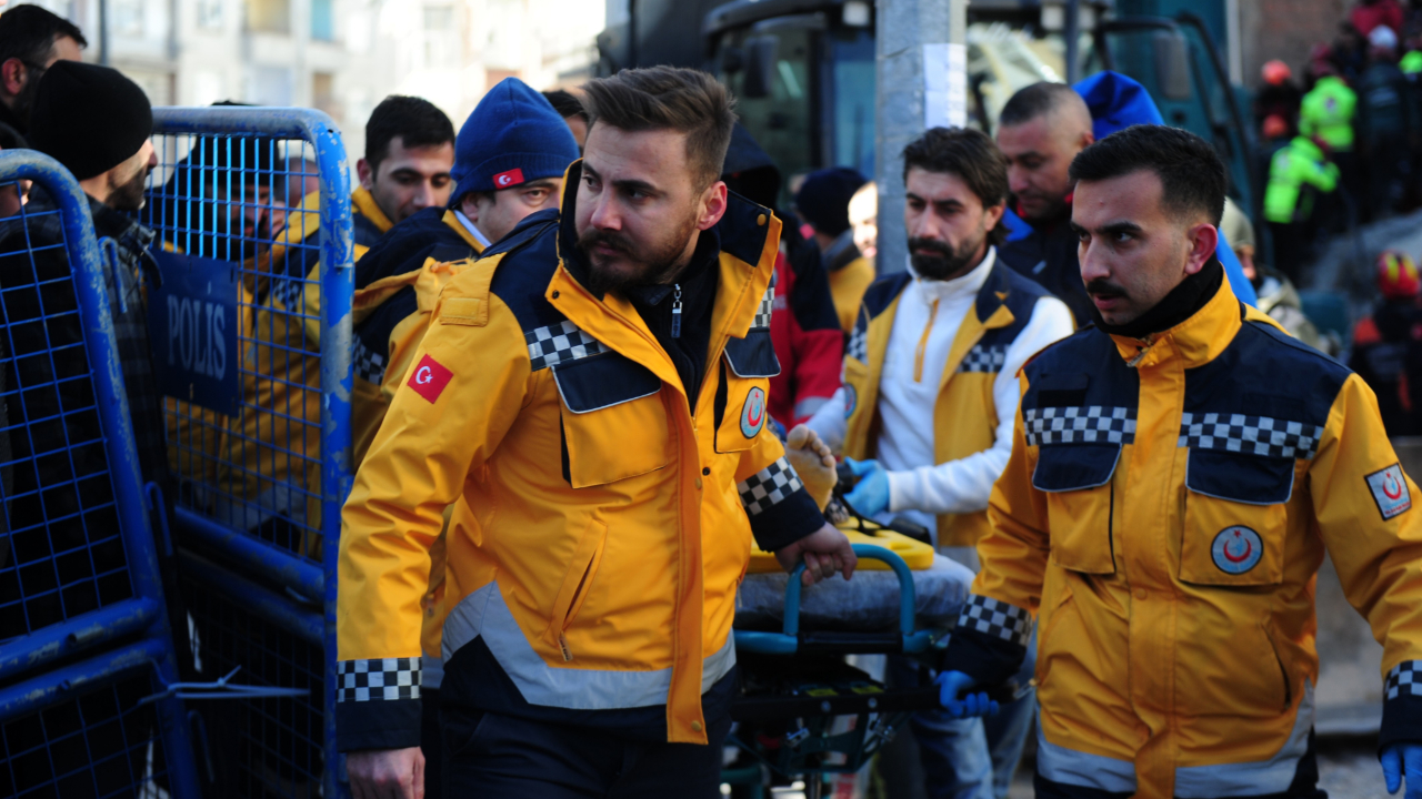 Enkazdan 14 saat sonra kurtarıldı
