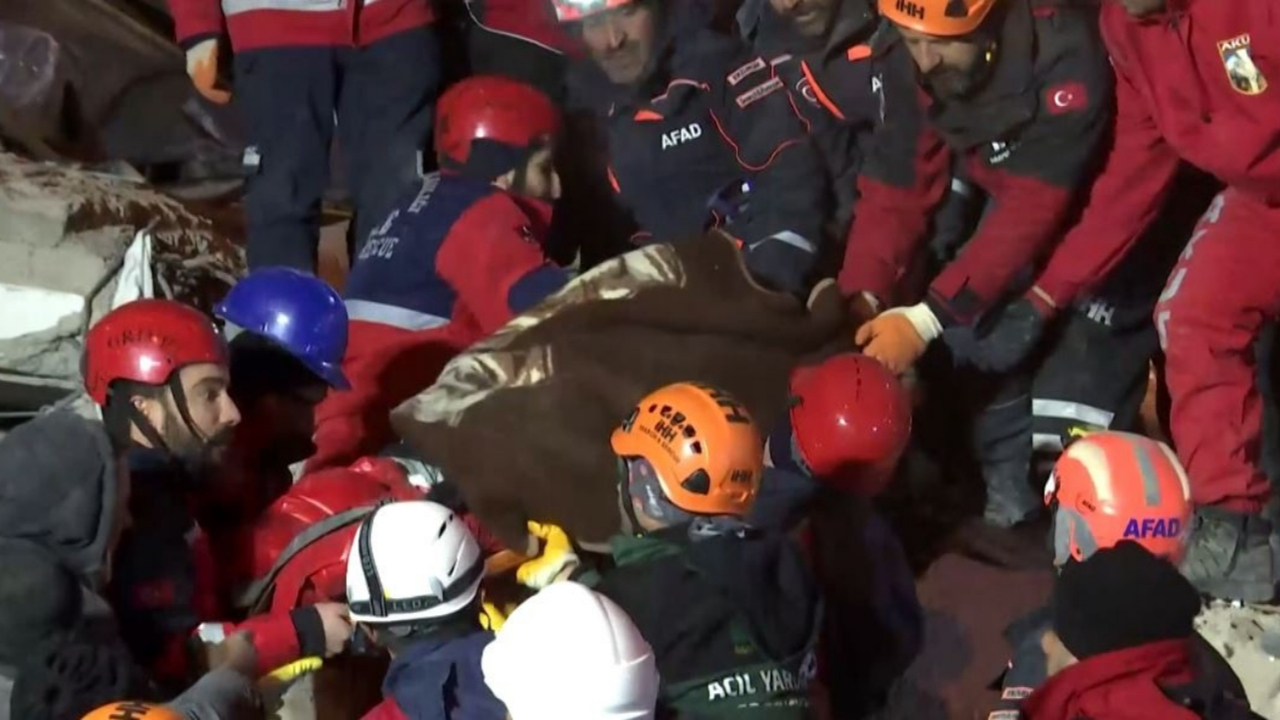Birer saat arayla sağ kurtarıldılar