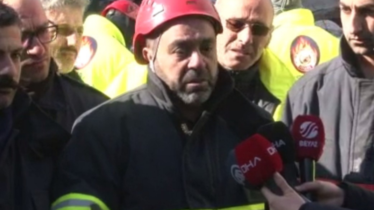 Çalışmaları anlatan itfaiye erinin gözyaşları