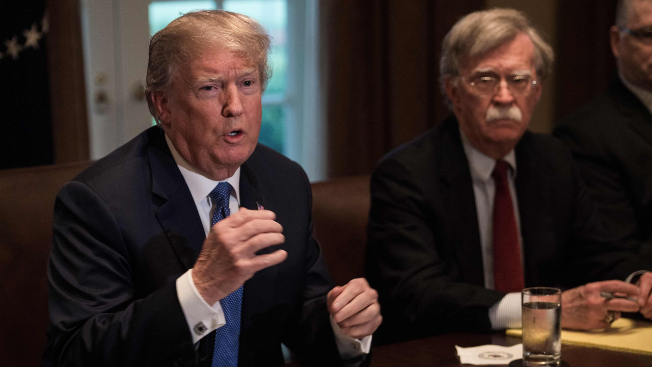 Bolton, Trump'ı zora soktu! Azil soruşturmasını etkileyecek...