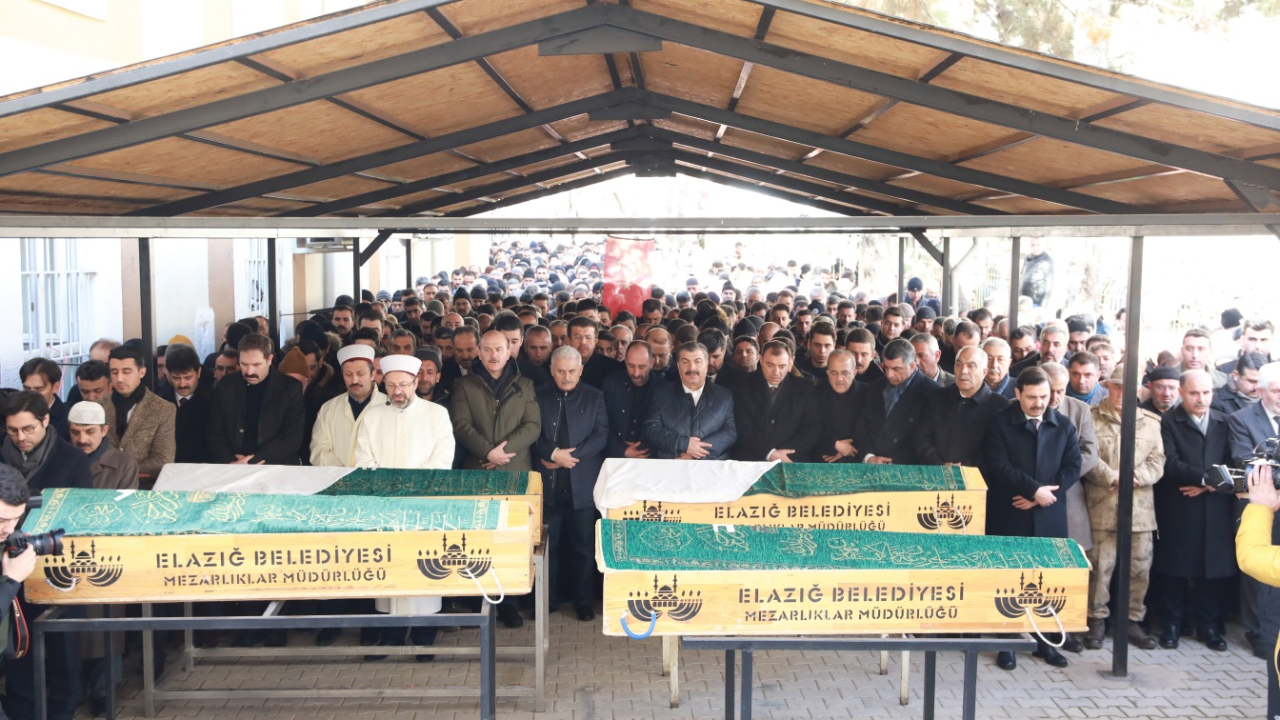 Depremde hayatını kaybeden aynı aileden 5 kişiye veda