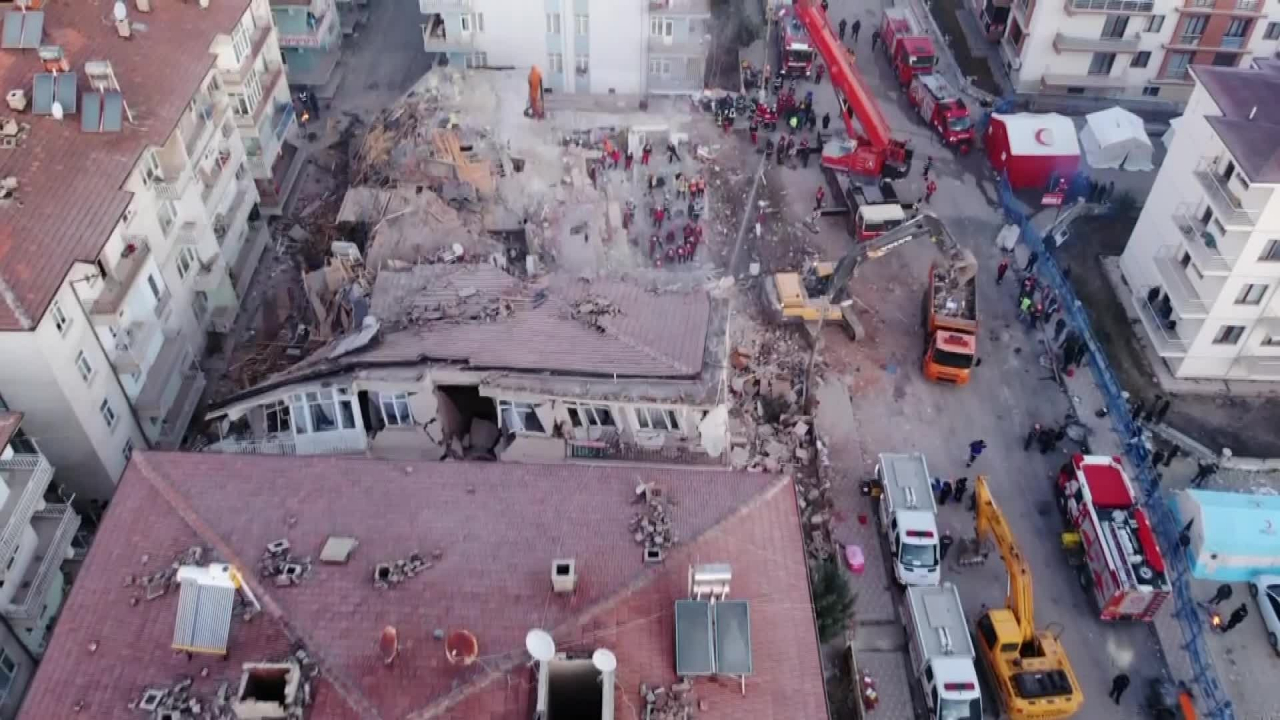 Enkaz altındaki 2 kişiyi kurtarma çalışmaları devam ediyor