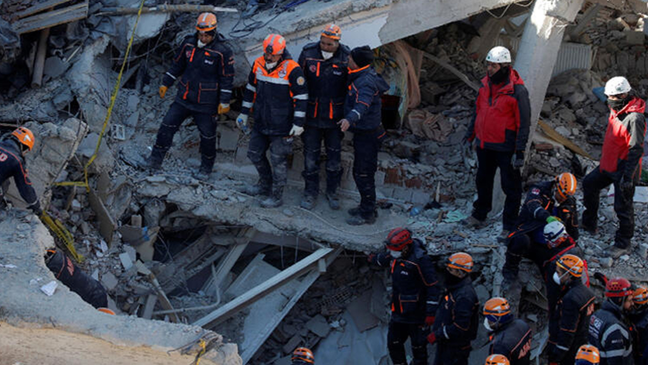 Sürsürü'deki enkazda bulunan 5 kişiden 3'ü çıkarıldı
