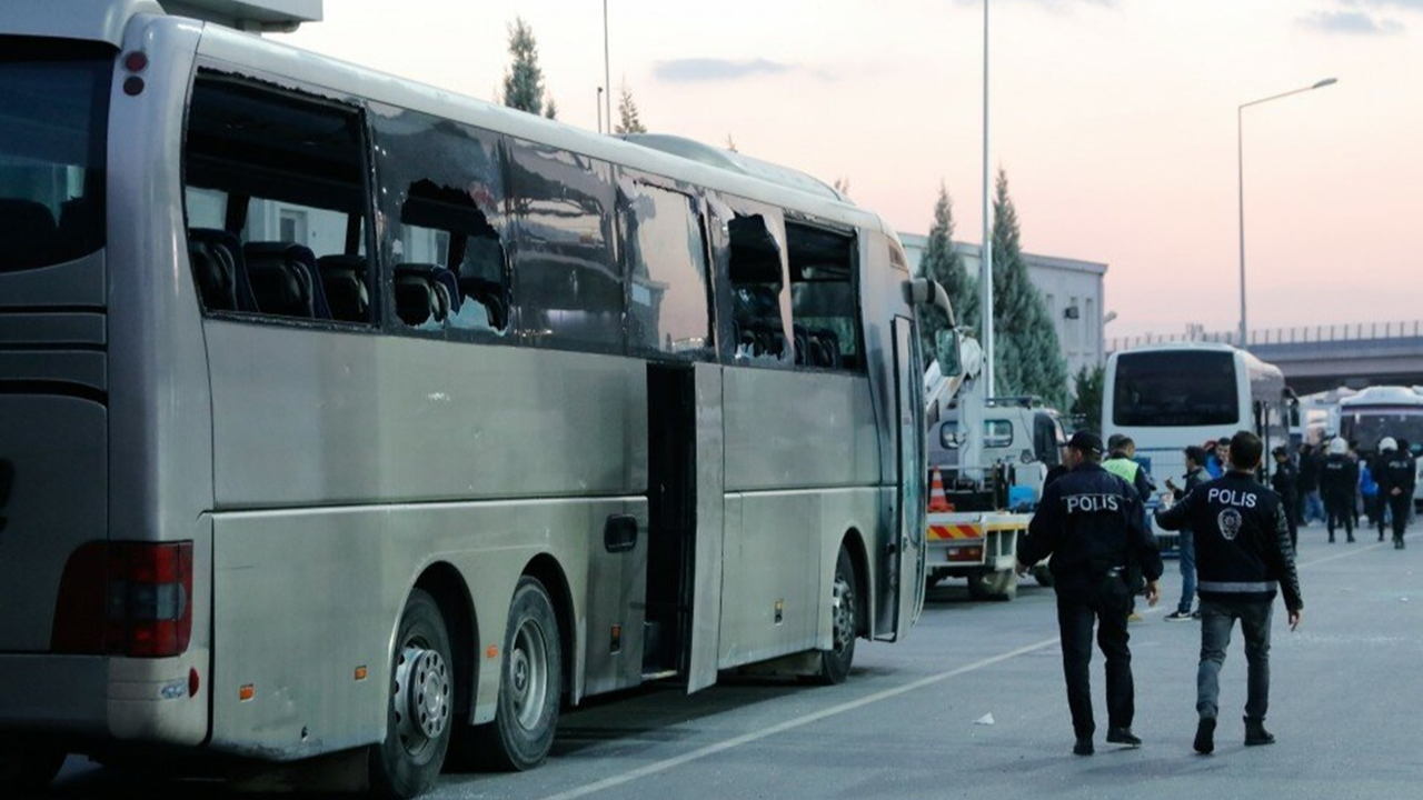 İzmir'de Beşiktaş otobüsüne taşlı saldırı!
