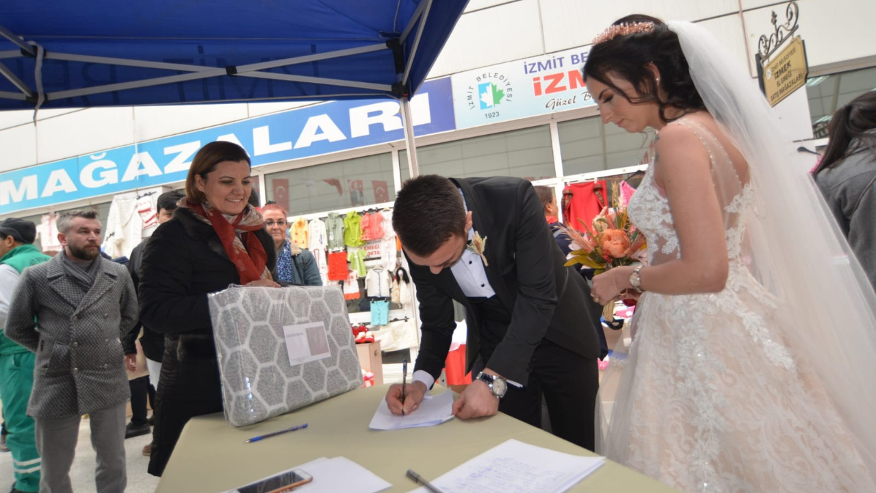 Önce nikah defterini, sonra yardım belgesini imzaladılar