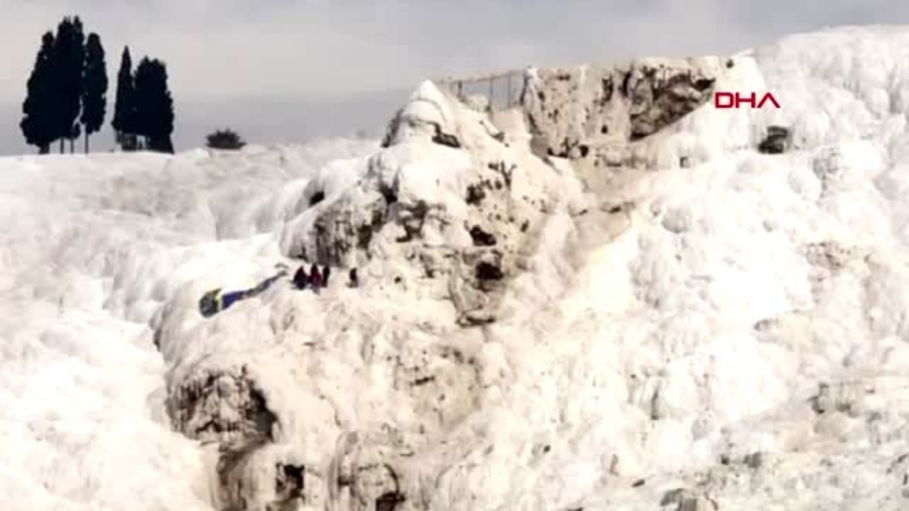 Pamukkale'de ilginç olay! Travertenlere gökten Çinli turist düştü