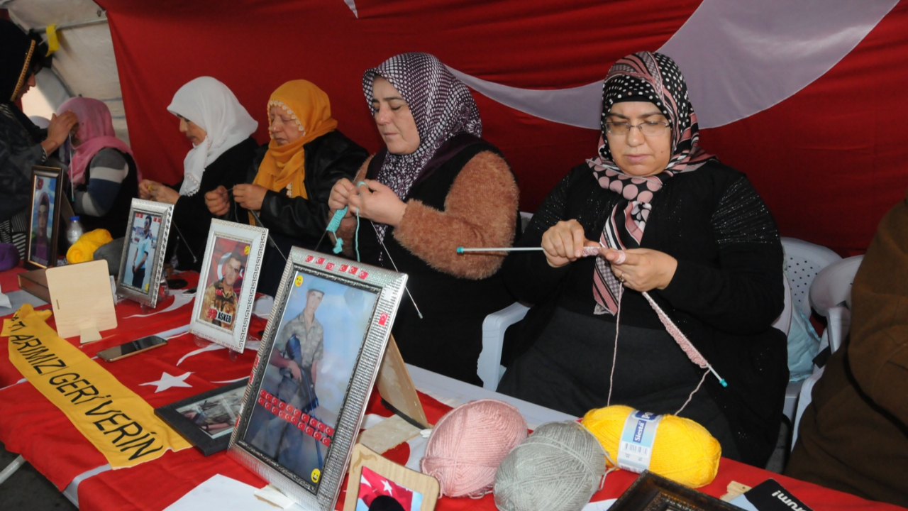 Diyarbakır anneleri depremzedeleri soğuktan koruyacak