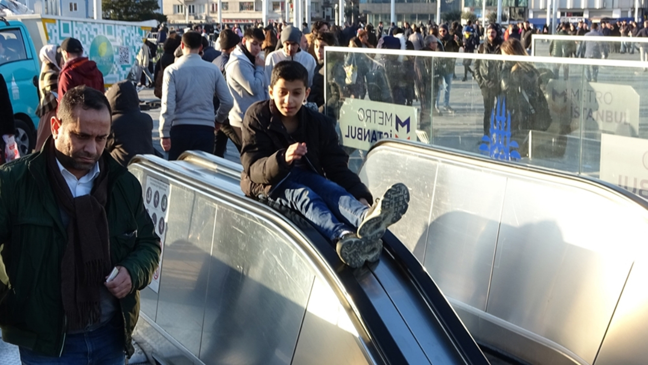 Taksim metrosunda tehlikeli oyun
