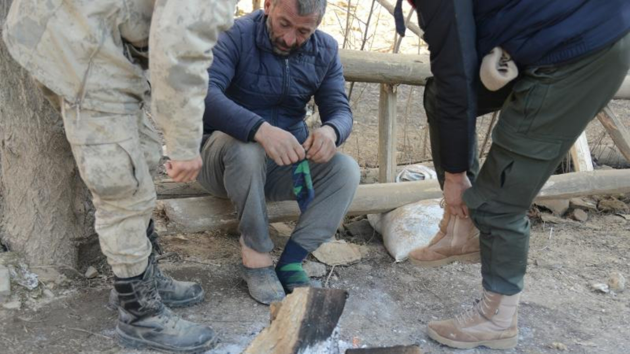 Mehmetçik, ayağındaki çorabı depremzedeye verdi