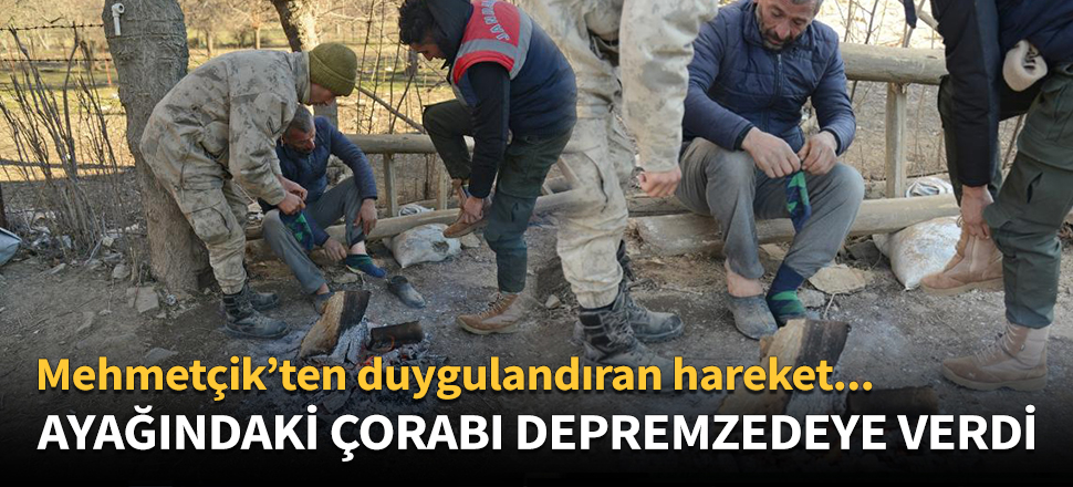 Mehmetçik, ayağındaki çorabı depremzedeye verdi
