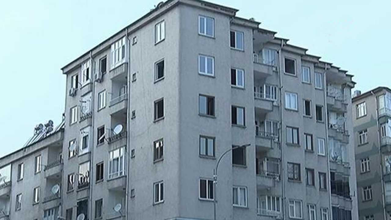 Elazığ'da çökme tehlikesi olan binanın yıkımına başlandı!
