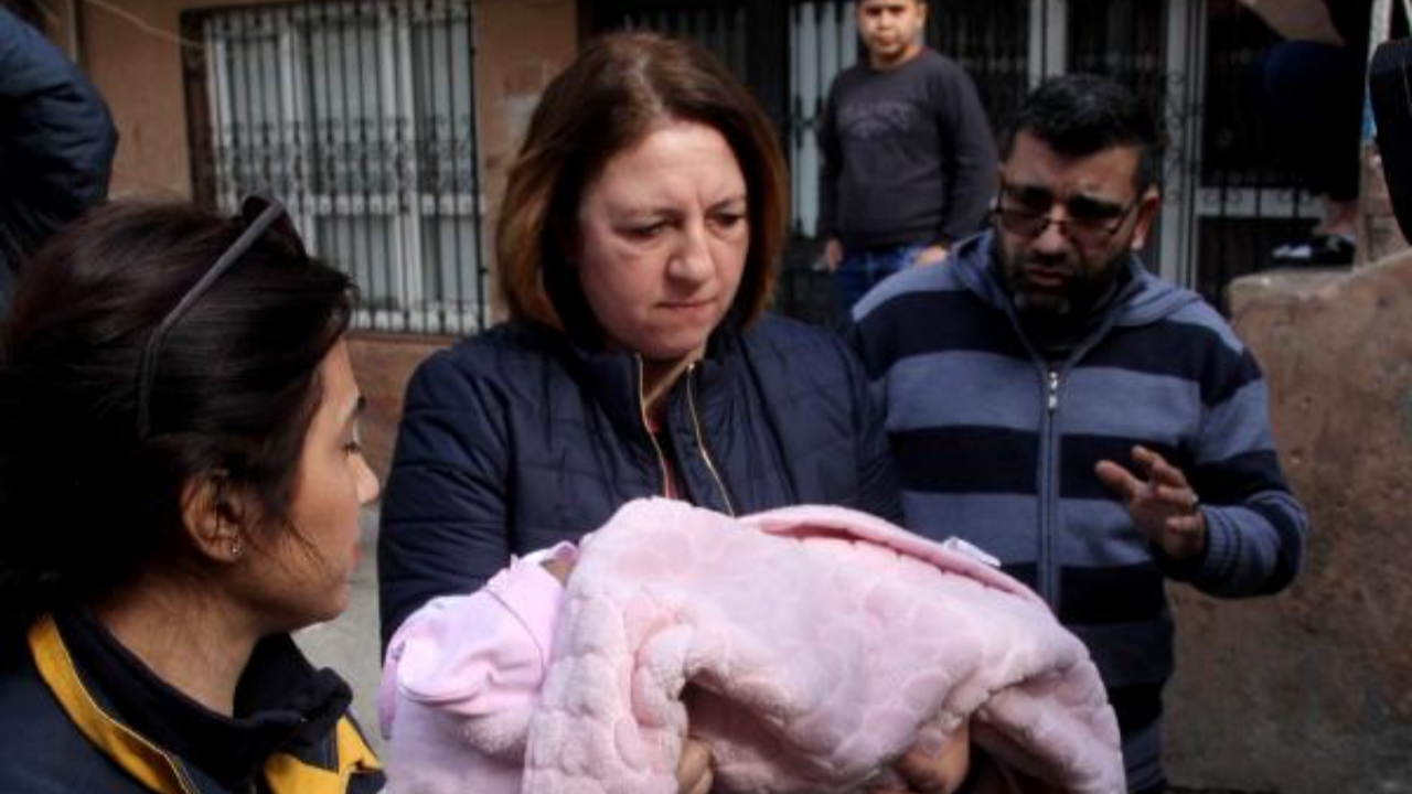40 günlük bebeğini kapının önüne koydu