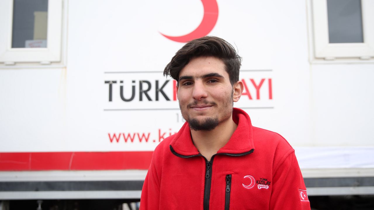 Suriyeli Mahmud Kızılay gönüllüsü oldu