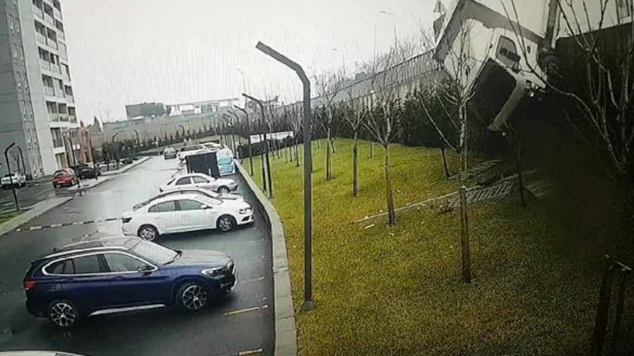 Avcılar'da kaza yapan kamyonet otoparktaki lüks aracın üstüne böyle düştü