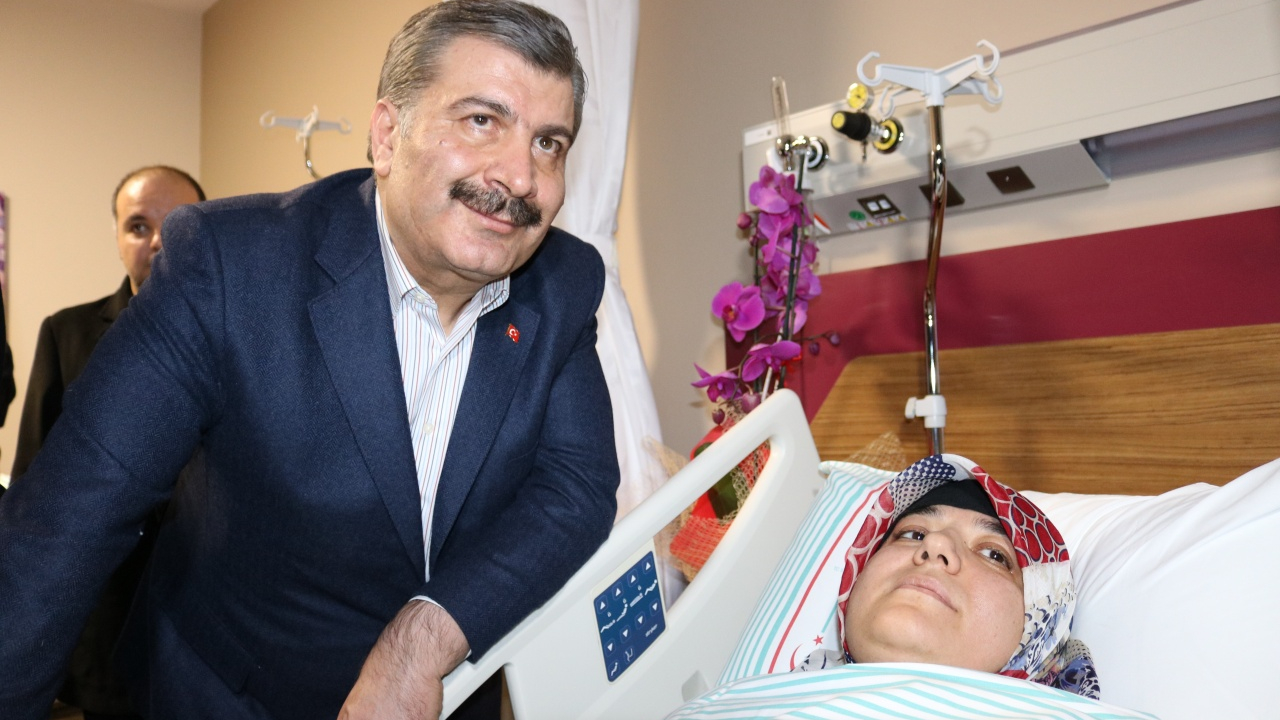 Bakan Koca, Azize Çelik'i hastanede ziyaret etti