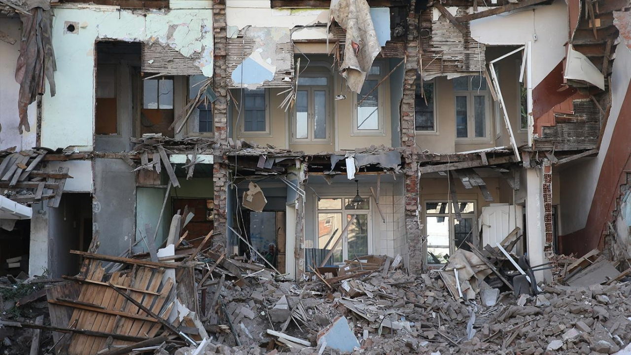 Manisa'da 4,7 şiddetinde deprem...