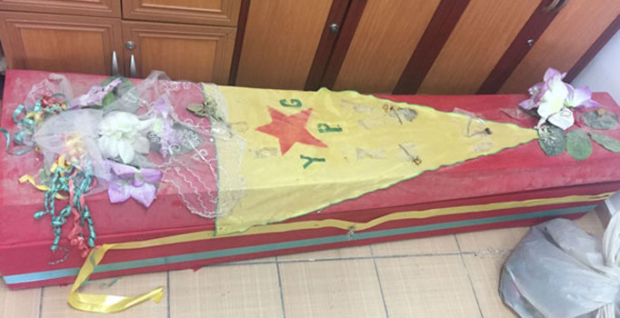 Köy camisinde YPG bayraklı tabut!