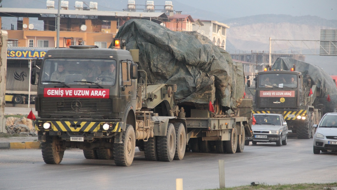 Türkiye'den sınıra askeri araç ve komando sevkiyatı