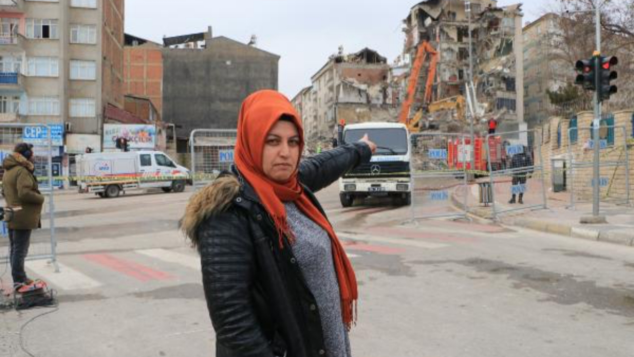 Depremden 2 hafta önce taşındığı bina yıkıldı