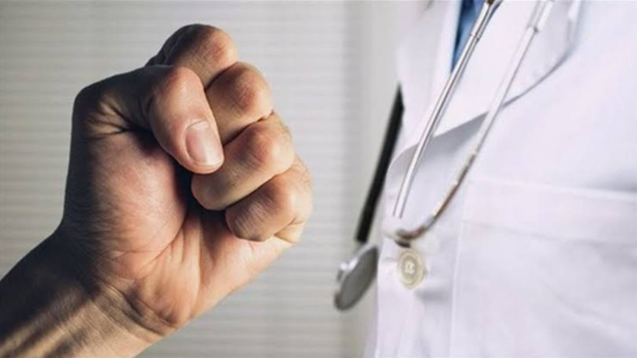 Doktor, kendisine şiddet uygulayan zanlıyı 'burs' şartıyla affetti