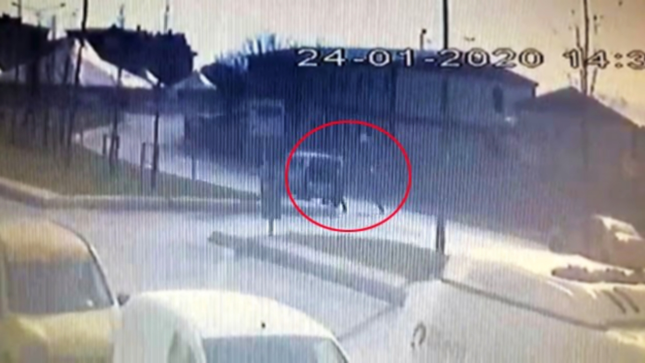 Ekip aracının önüne atladı, polisi böyle bıçakladı