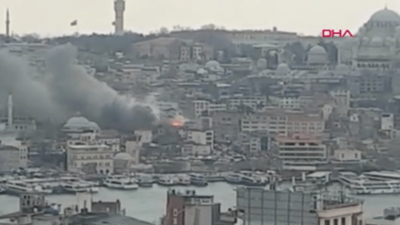 Eminönü'nde korkutan yangın