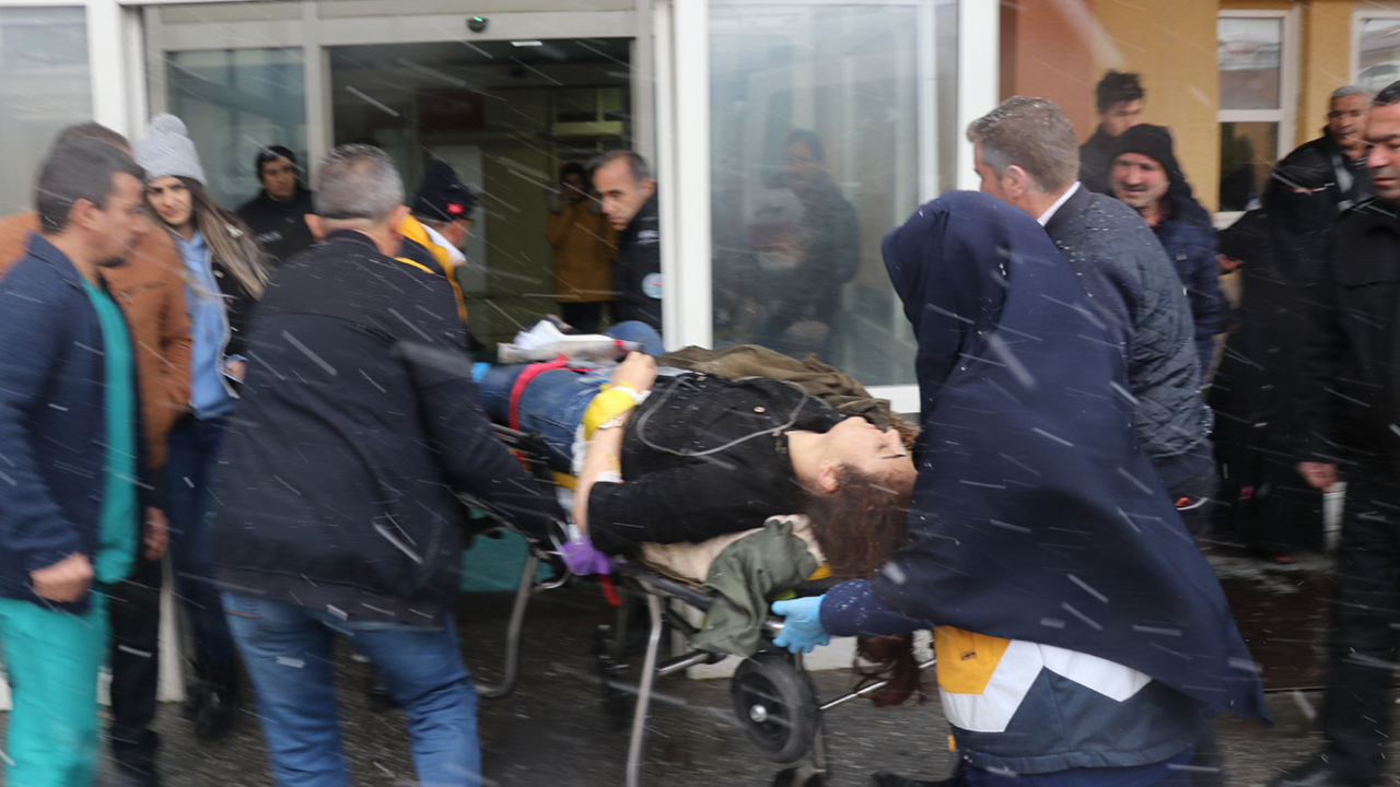 Erzincan'da yolcu otobüsü şarampole devrildi: 46 yaralı