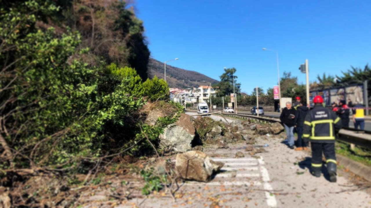 Heyelan, Samsun-Ordu yolunu ulaşıma kapattı