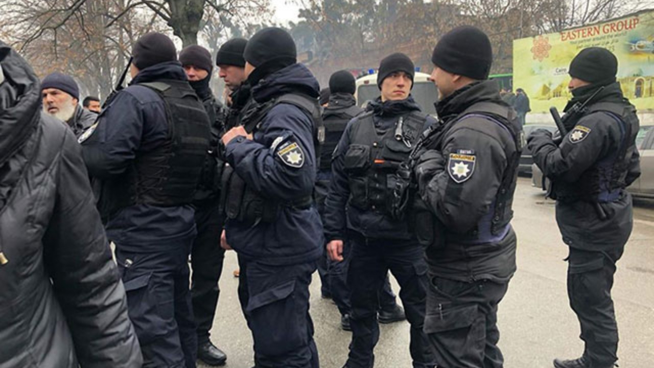 Ukrayna'da cami girişinde kimlik kontrolü
