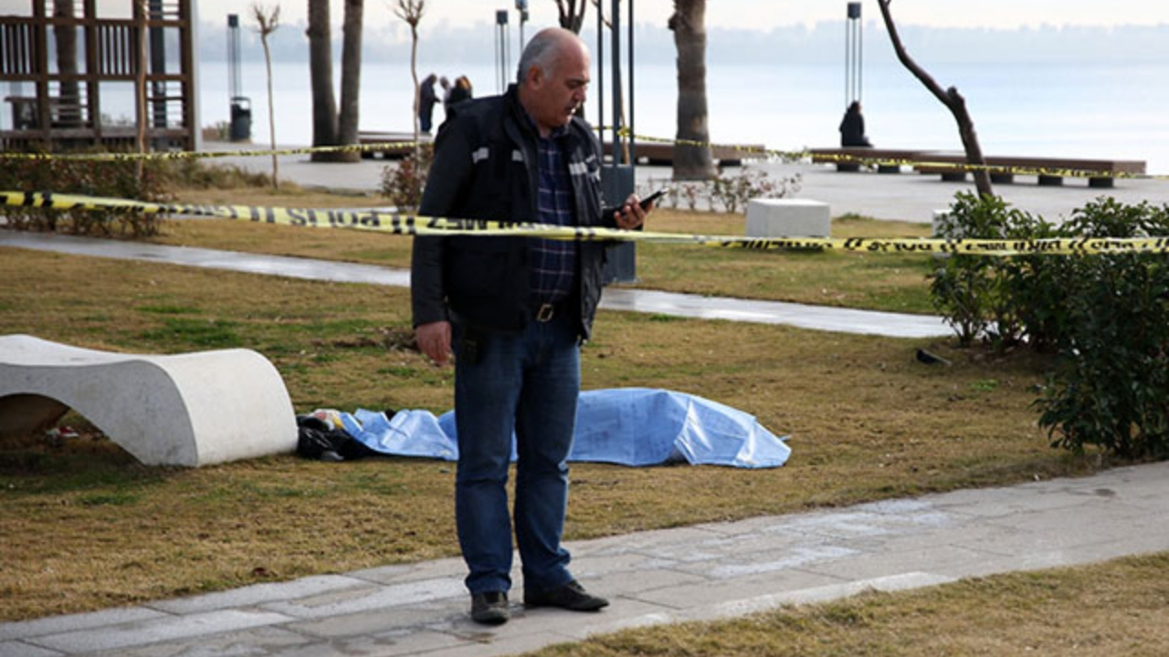 Antalya'da parkta şüpheli ölüm