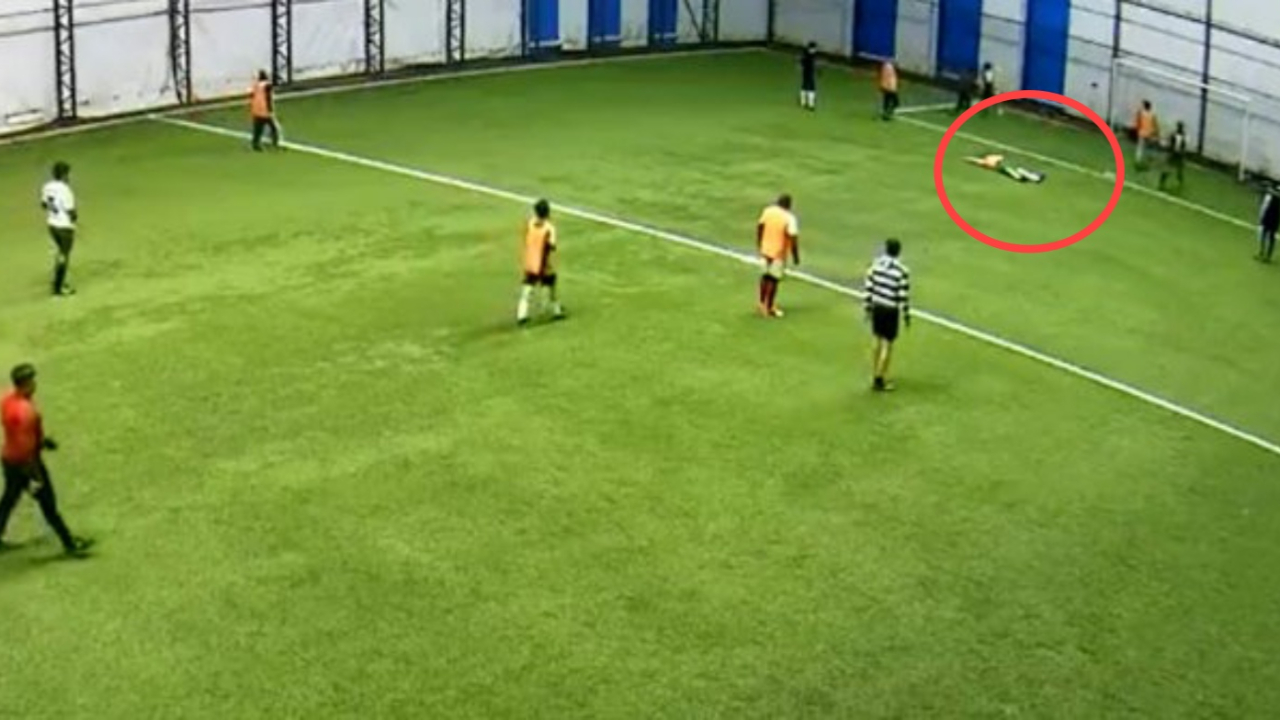 Halı sahada gelen ölüm! Dili boğazına kaçtı...