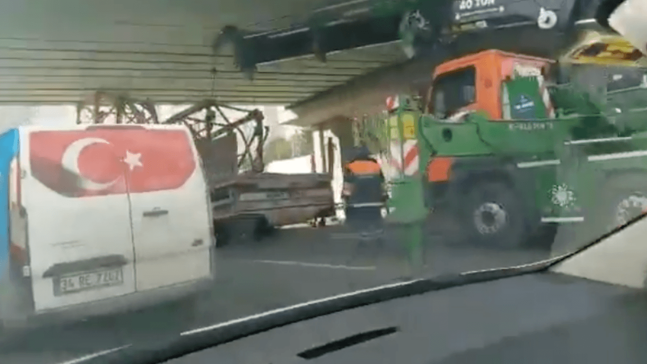 Esenyurt'ta TIR, köprü altına sıkıştı